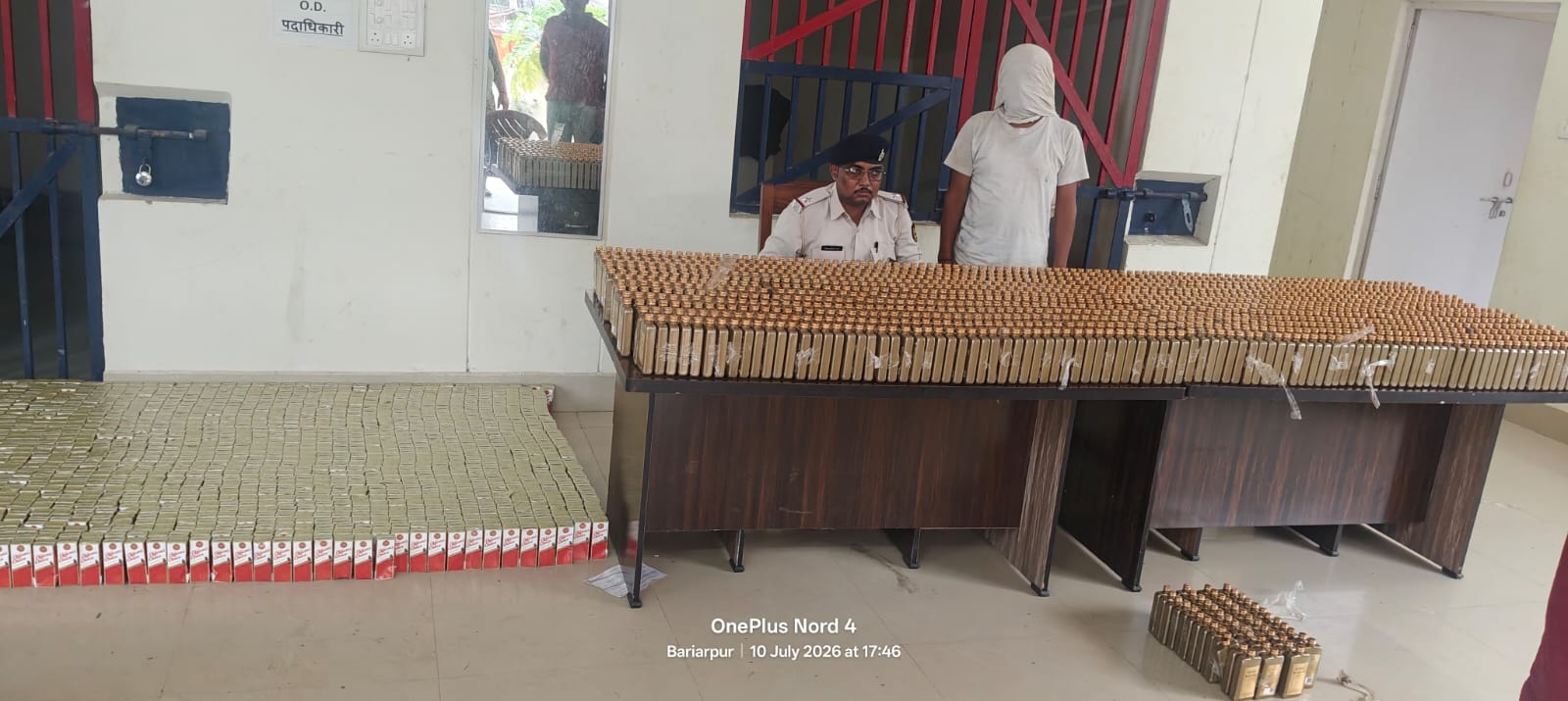 मुंगेर में NH-80 पर पुलिस की बड़ी कार्रवाई: पिकअप वैन के गुप्त चेंबर से 496.8 लीटर देशी शराब बरामद