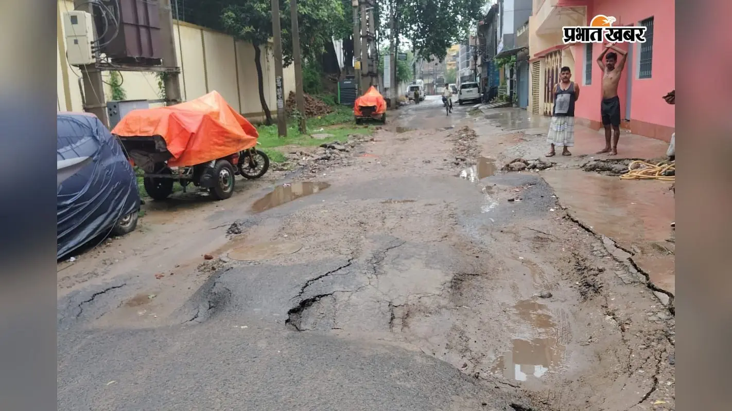 मूसलाधार बारिश से धंसी सदर अस्पताल के पीछे की सड़क, कई इलाकों में बिजली गुल