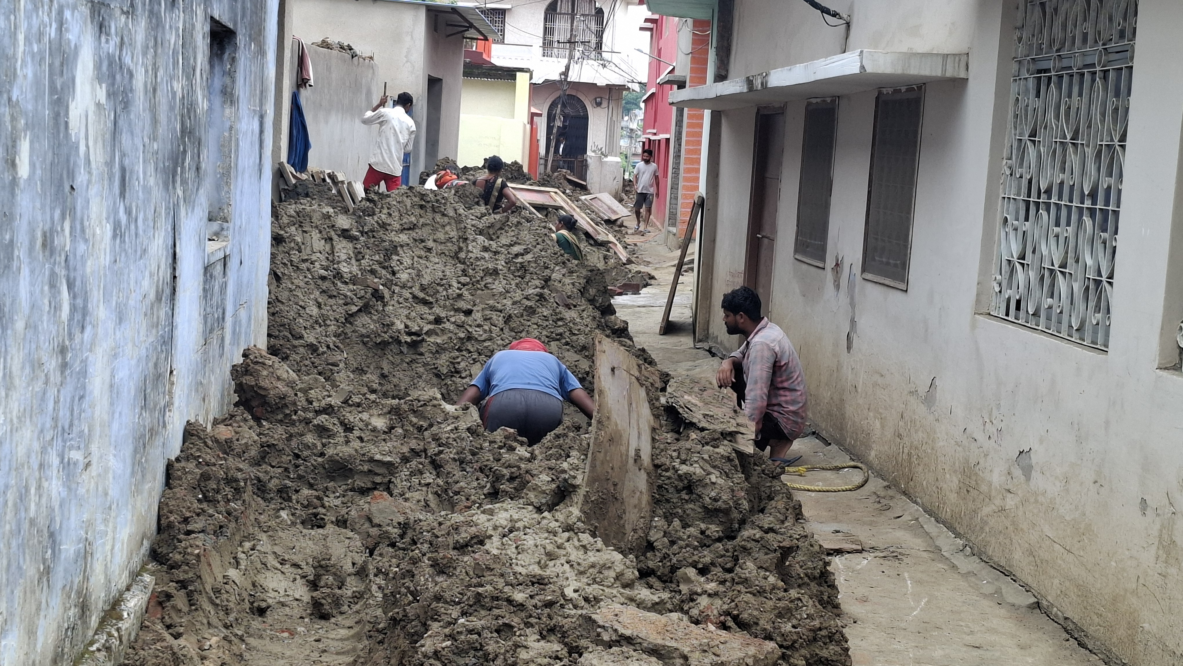 मेदिनीनगर के सुरभि नगर में अधूरा नाला बना मुसीबत, 30 घरों के लोग परेशान