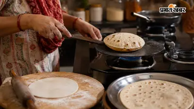 रोटी बनाते समय की गई ये गलतियां बन सकती हैं मुसीबत की वजह, घर में आ सकती है दरिद्रता