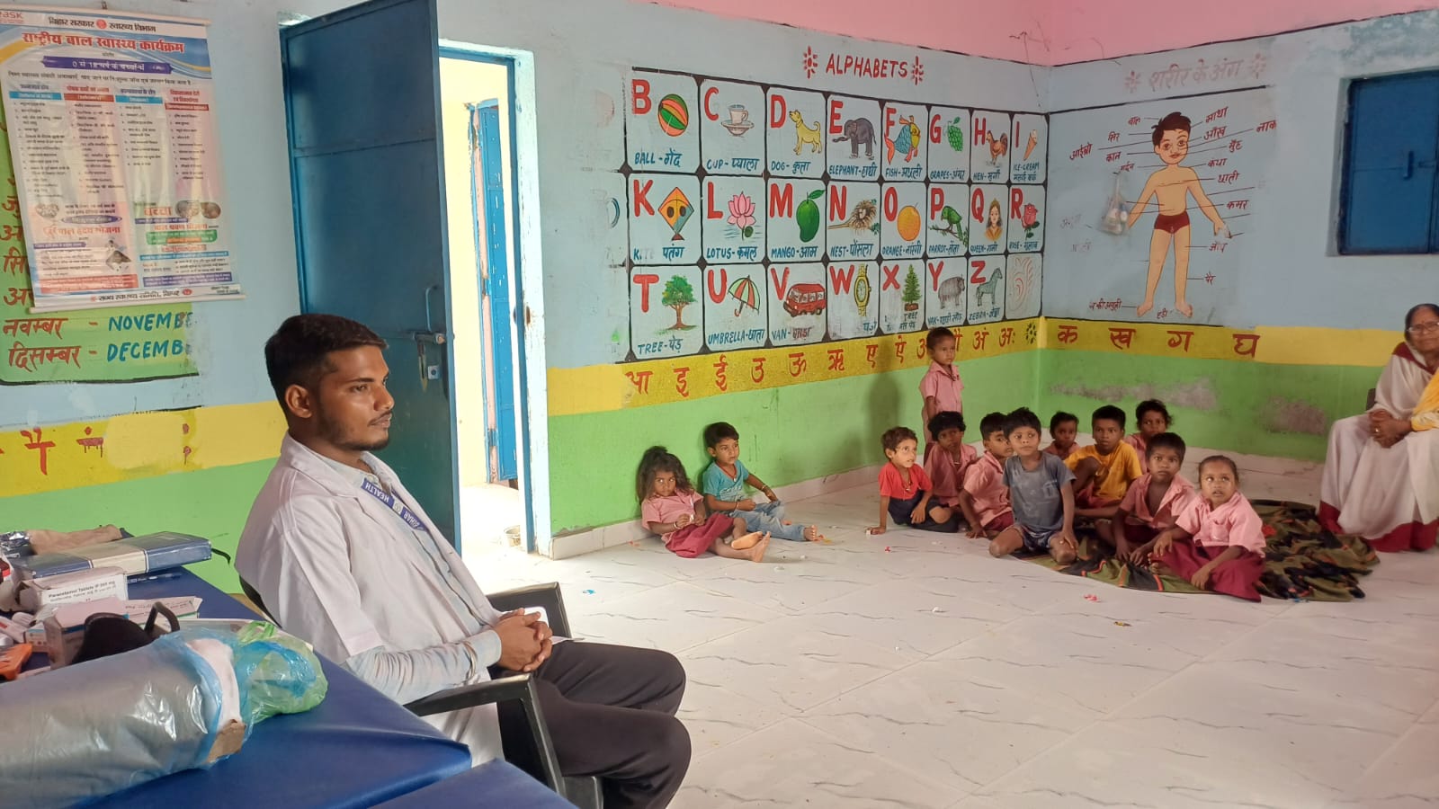 बरहट के ललमटिया में बदहाल स्वास्थ्य व्यवस्था: आंगनबाड़ी केंद्र में चल रहा अस्पताल, बैग में दवा लाते हैं कर्मी