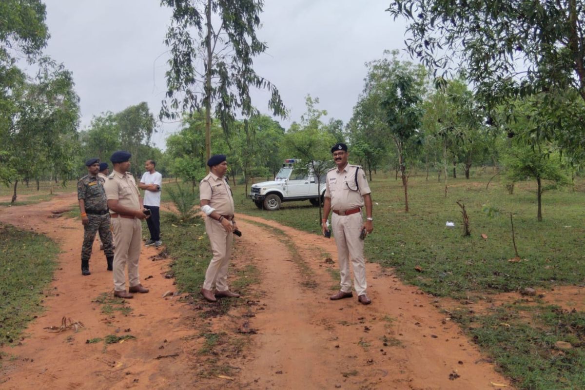 घटनास्थल पर जांच करती एफएसएल टीम.