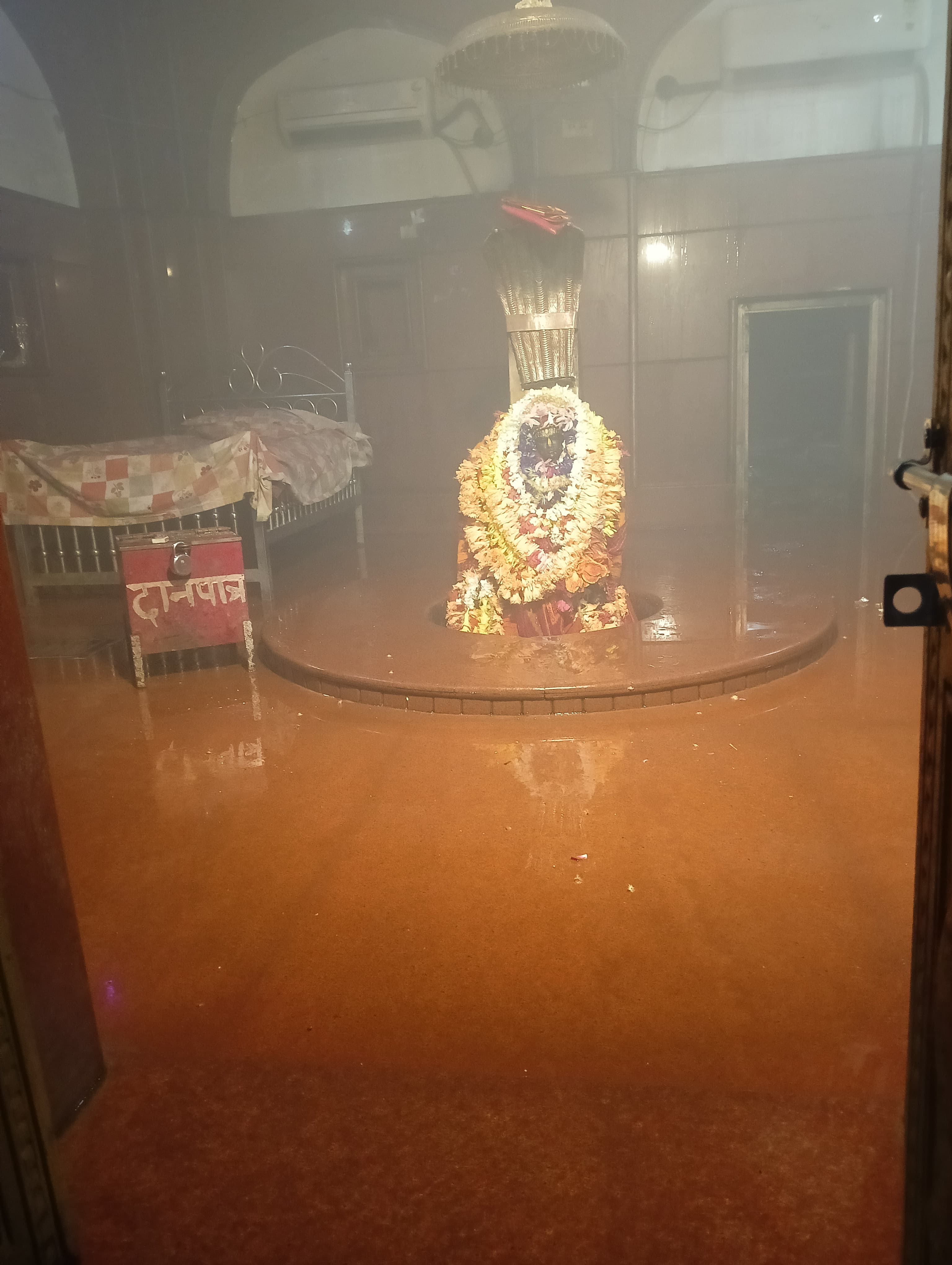उग्रतारा मंदिर से हटी स्टील ग्रिल, फिर शुरू होगी स्पर्श पूजा, श्रद्धालुओं ने ली राहत की सांस