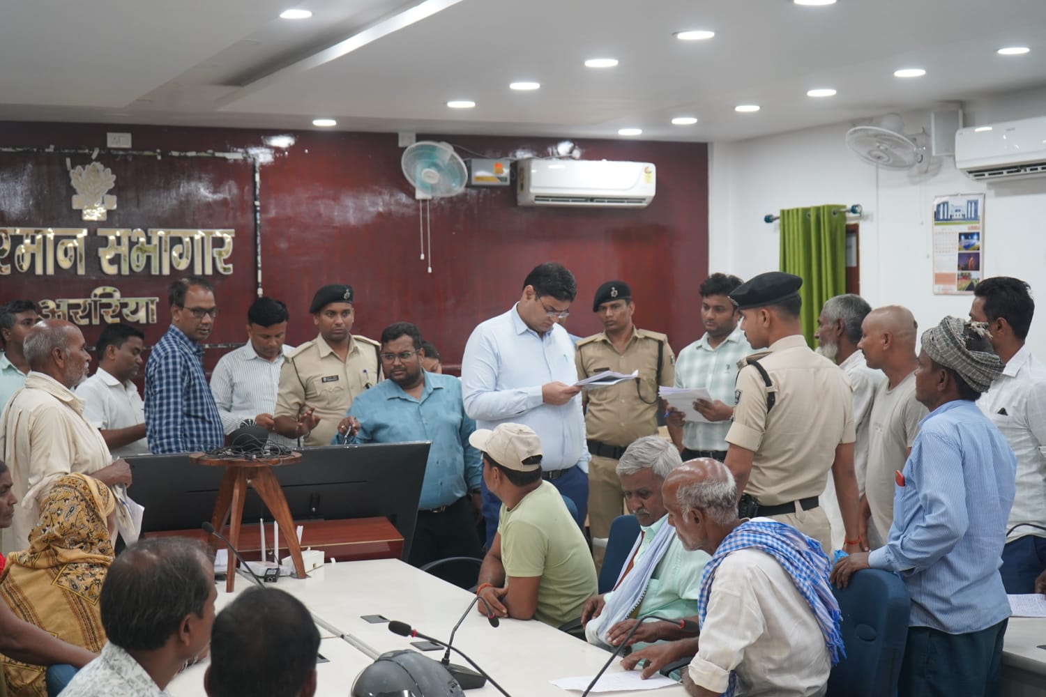 जिलाधिकारी के जनता दरबार में 96 लोगों ने रखी अपनी समस्या व शिकायतें