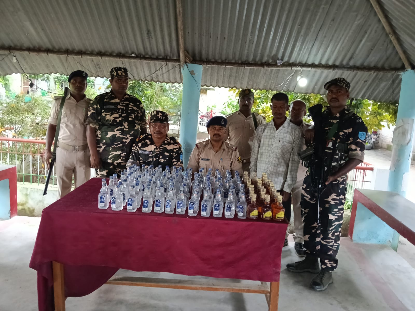 एसएसबी और पुलिस की संयुक्त कार्रवाई में 45 लीटर नेपाली शराब बरामद, तस्कर गिरफ्तार