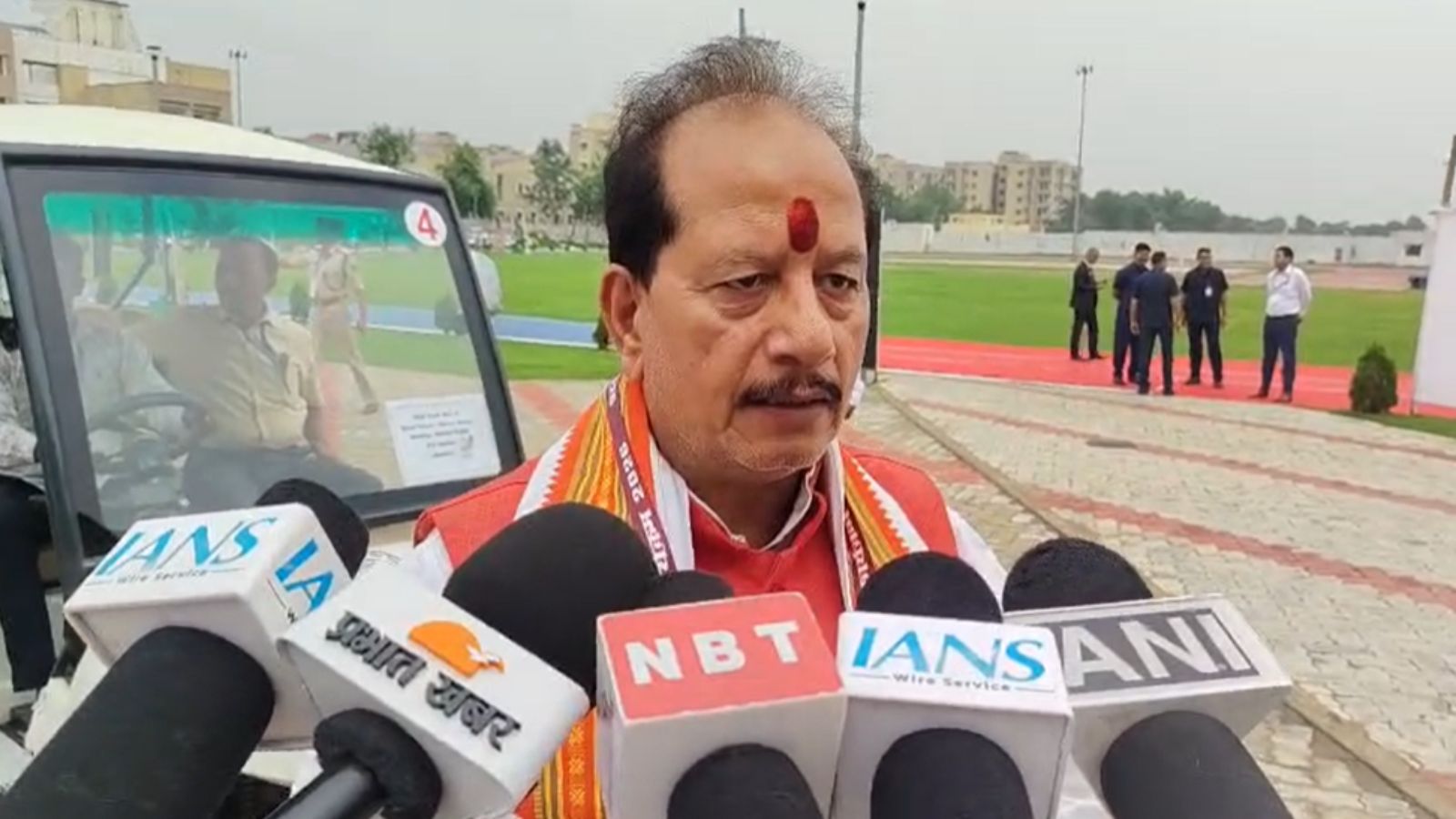 कृषि मंत्री विजय सिन्हा मीडिया से बातचीत करते हुए