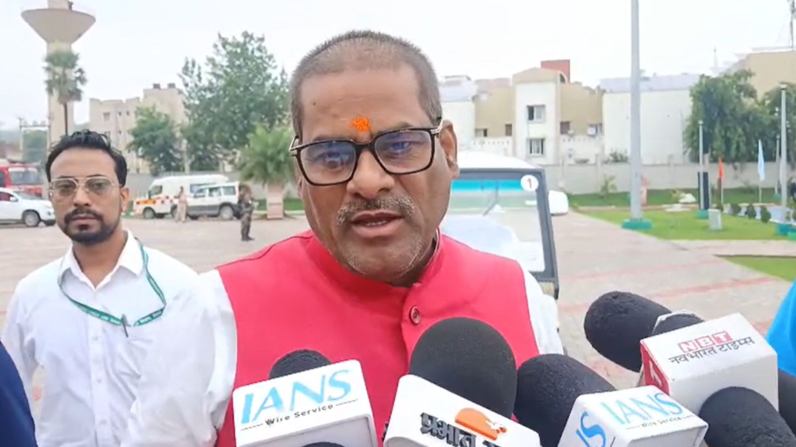 मंत्री प्रमोद चंद्रवंशी मीडिया से बातचीत करते हुए