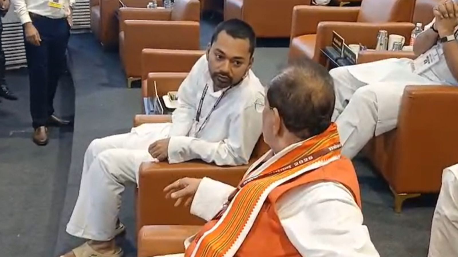 कार्यक्रम में मौजूद स्वास्थ्य मंत्री निशांत कुमार कृषि मंत्री विजय सिन्हा से बातचीत करते हुए