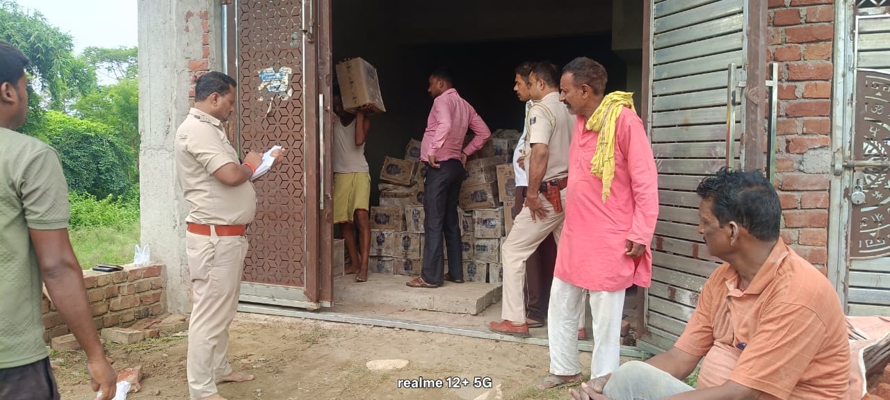 रोहतास में निर्माणाधीन मकान से अंग्रेजी शराब का जखीरा बरामद, 500 से अधिक पेटियां जब्त, तस्करों की तलाश तेज