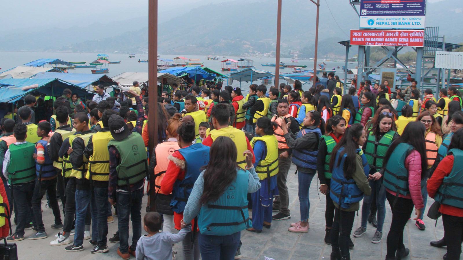 फेवा लेक में मौजूद सैलानियों की फाइल तस्वीर