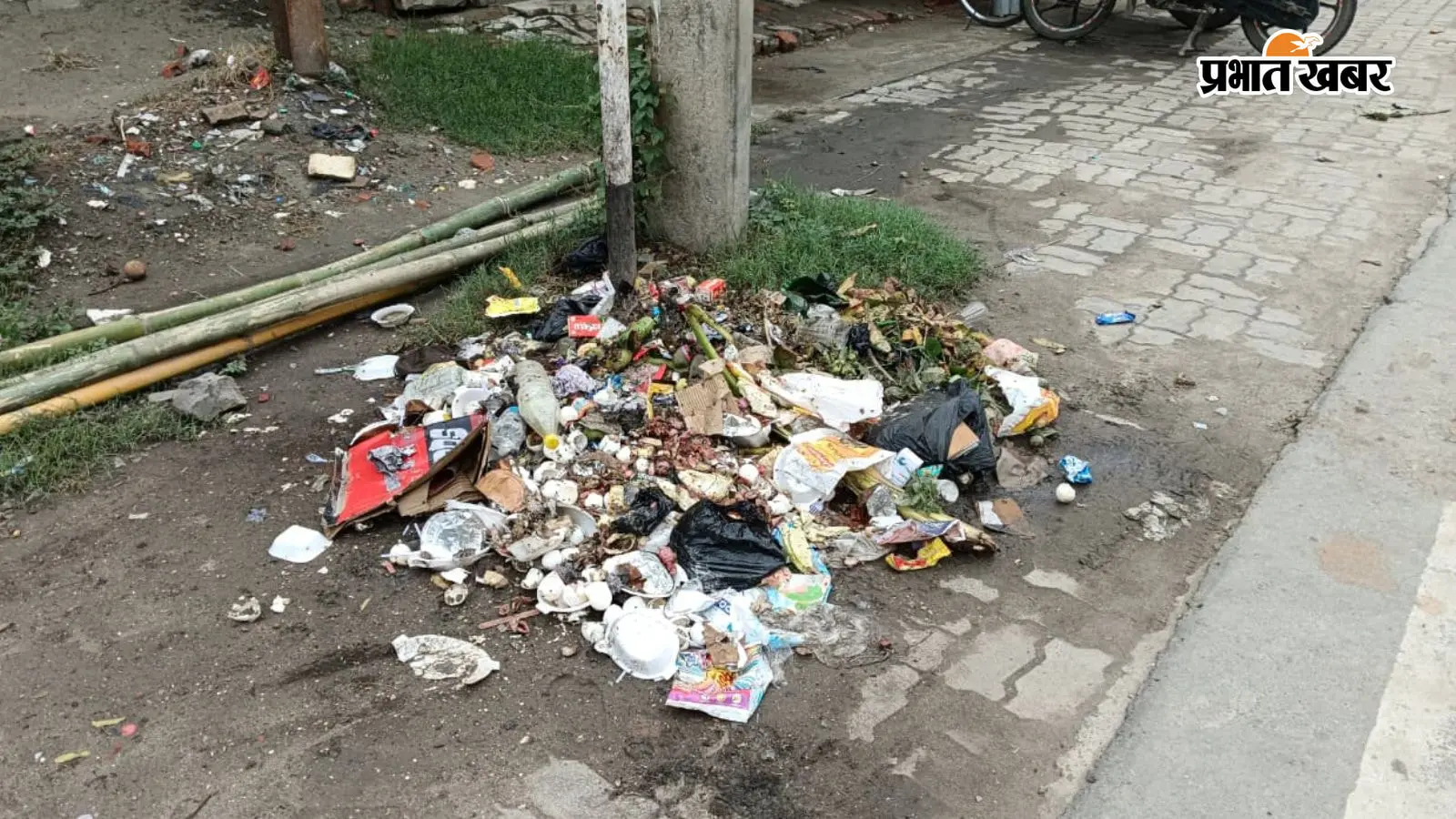 सारण : मढ़ौरा में एक महीने में दूसरी बार सफाई व्यवस्था ठप, हड़ताल से सड़कों पर लगा कचरे का ढेर