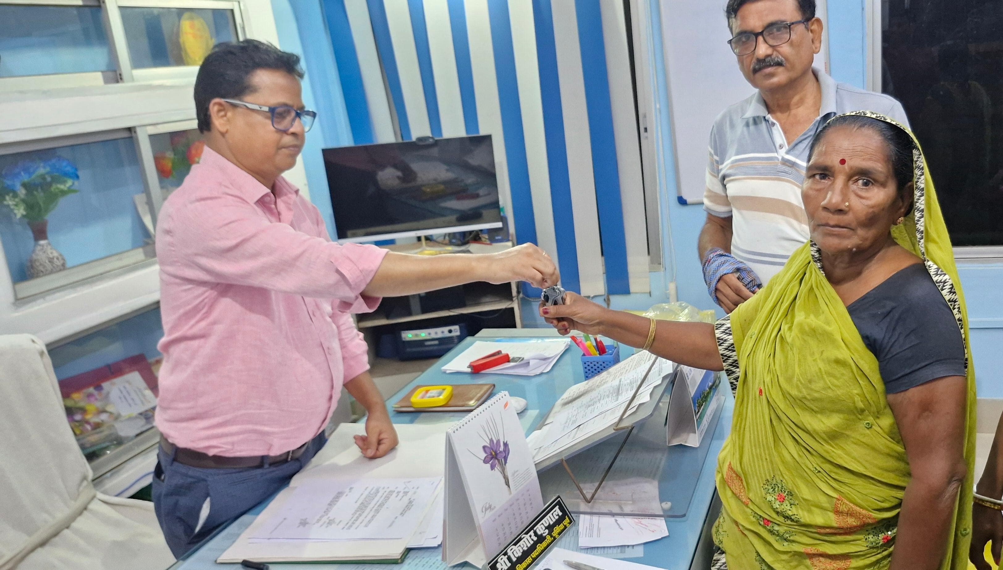 प्रखंड मुख्यालय की दुकानों से अवैध कब्जा हटाने की कार्रवाई, दो दुकानों पर प्रशासन का शिकंजा