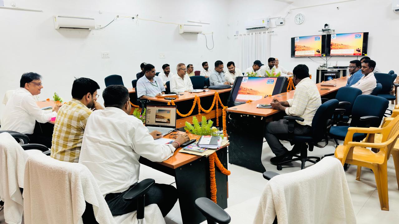 डीएम ने जिला गंगा समिति की समीक्षा बैठक में दिए निर्देश, मोक्षधाम और रिवर फ्रंट कार्य में लाएं तेजी