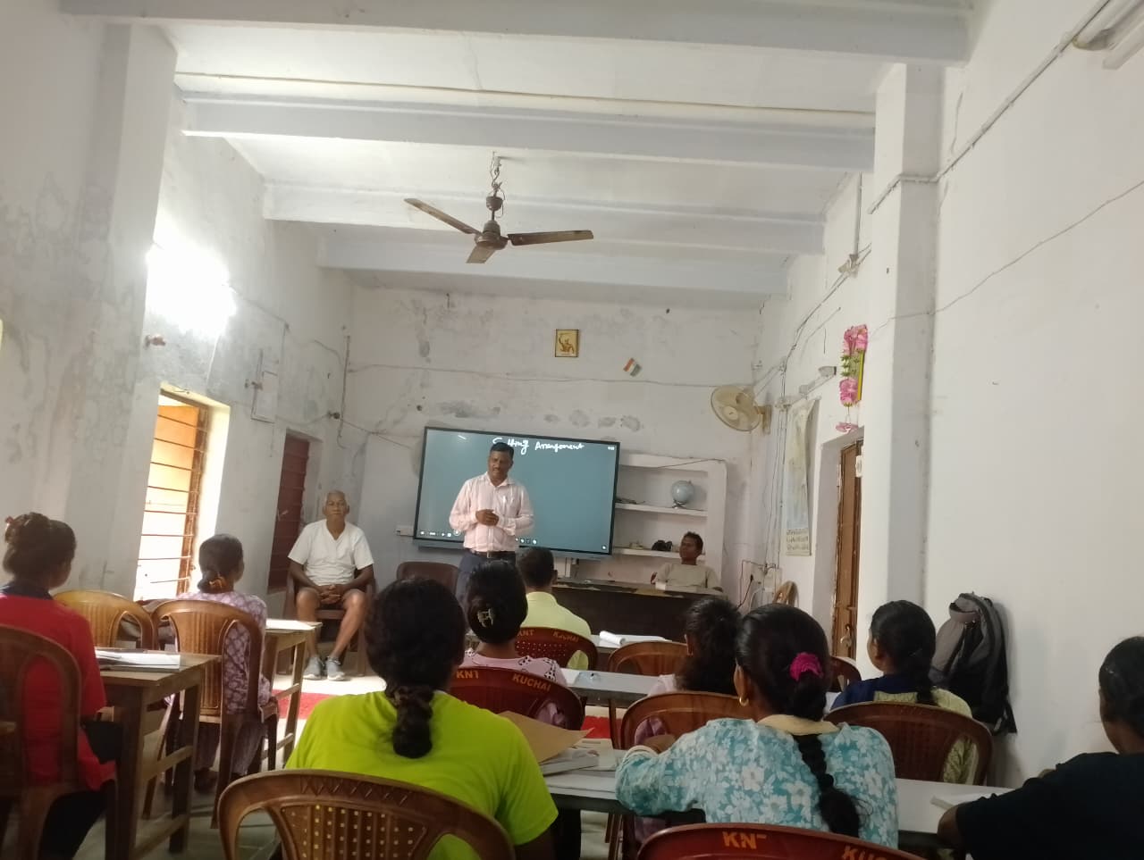 कुचाई में केएनटी शाखा पहुंचे अशोका इंटरनेशनल स्कूल के निदेशक, छात्रों को करियर निर्माण के दिए टिप्स