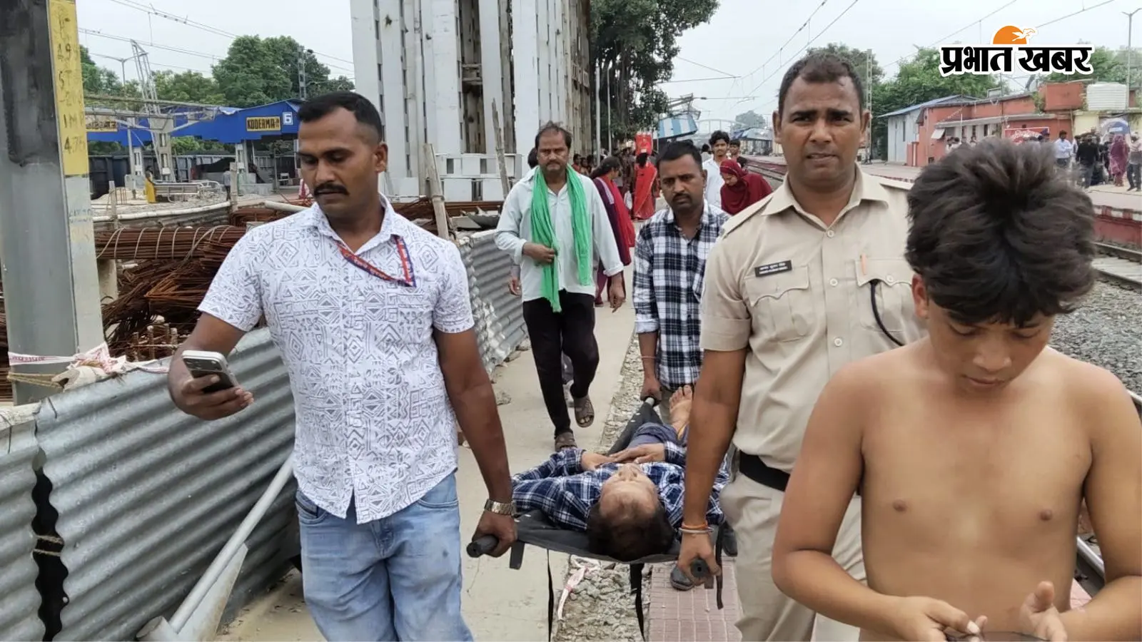 कोडरमा स्टेशन पर चलती ट्रेन से उतरते समय यात्री घायल, आरपीएफ ने बचाई जान