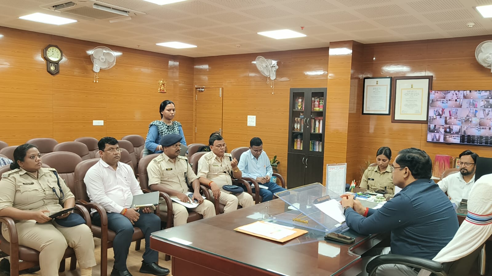 खाद की कालाबाजारी करने वालों की खैर नहीं, डीसी ने दिया नियमित छापेमारी का निर्देश