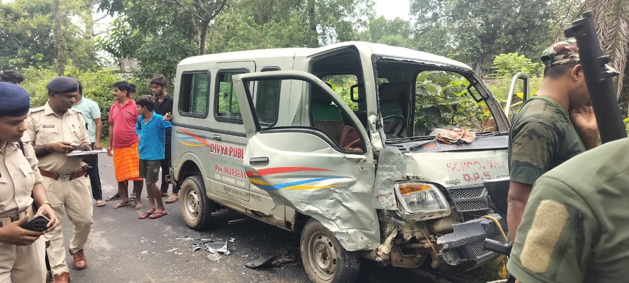 पिकअप व स्कूल वाहन की टक्कर में छात्र व चालक घायल, मची अफरा-तफरी