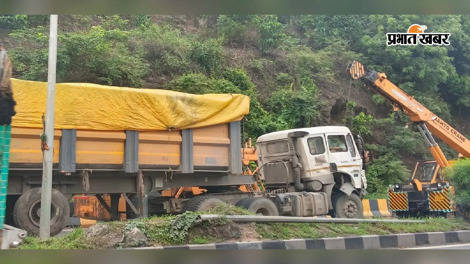 रामगढ़ की चुटूपालु घाटी में बड़ा हादसा टला, ओवरटेक कर रहे ट्रेलर ने दो कार को मारी टक्कर
