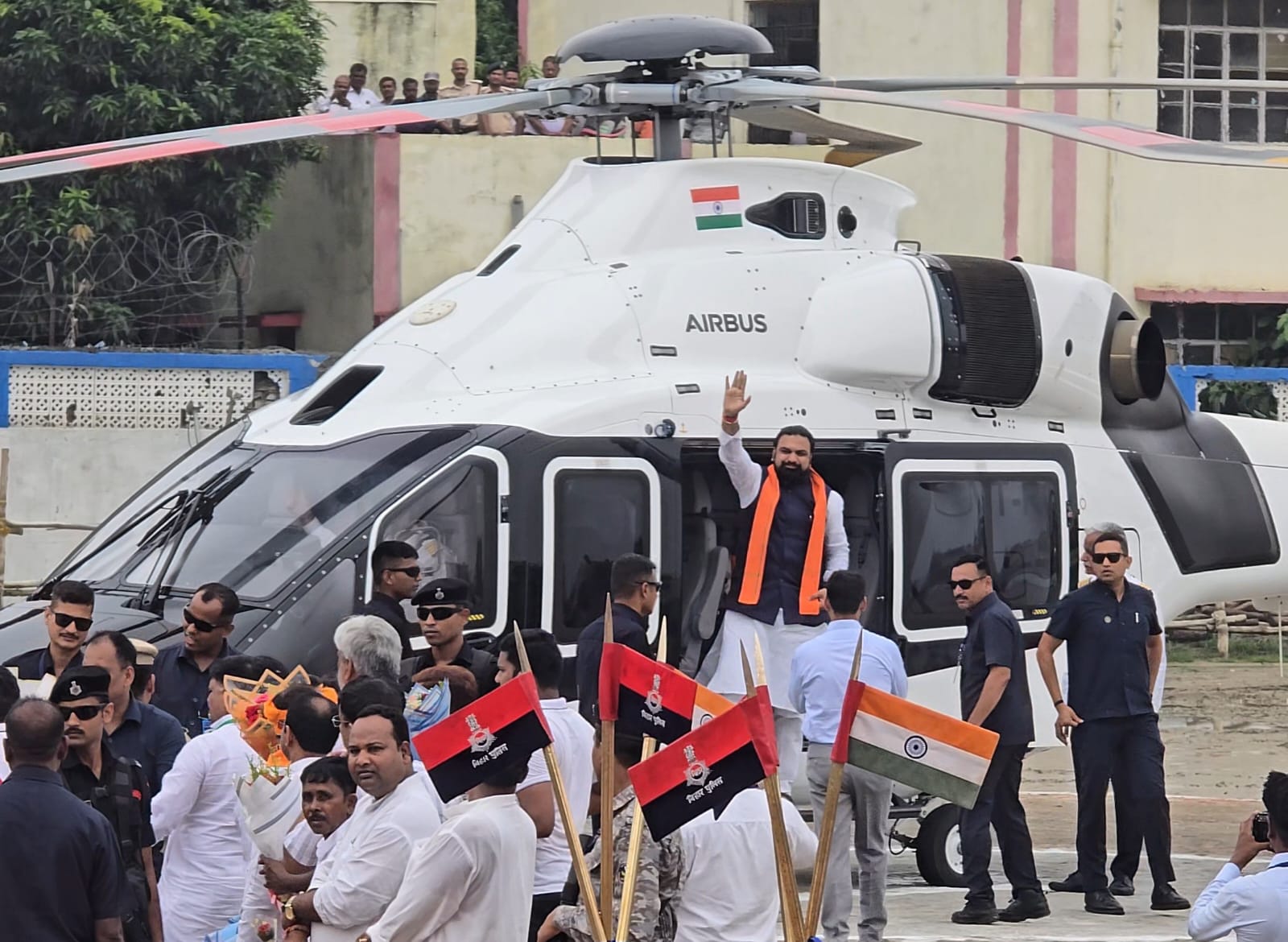 हाथ हिलाकर लोगों का अभिवादन स्वीकार करते सीएम सम्राट