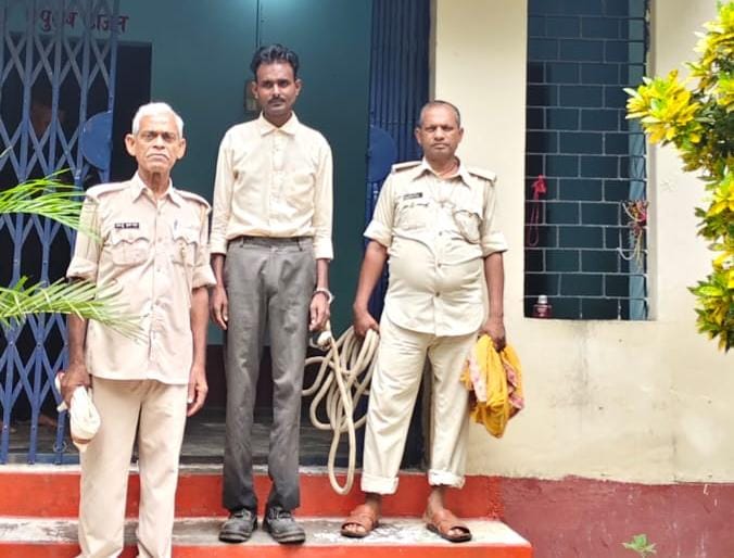 मुस्तफापुर गांव से नशा सेवन मामले में एक व्यक्ति गिरफ्तार
