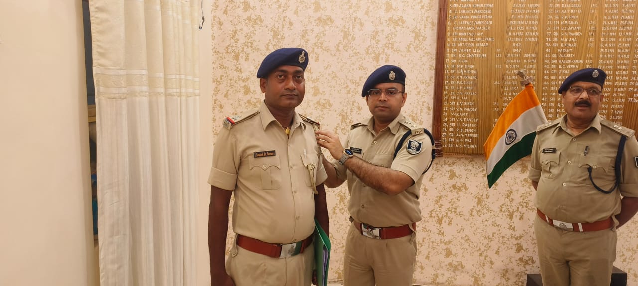 पूर्णिया में 30 पुलिसकर्मियों को एएसआई पद पर मिली प्रोन्नति, पाइपिंग समारोह में कंधों पर सजा नया स्टार