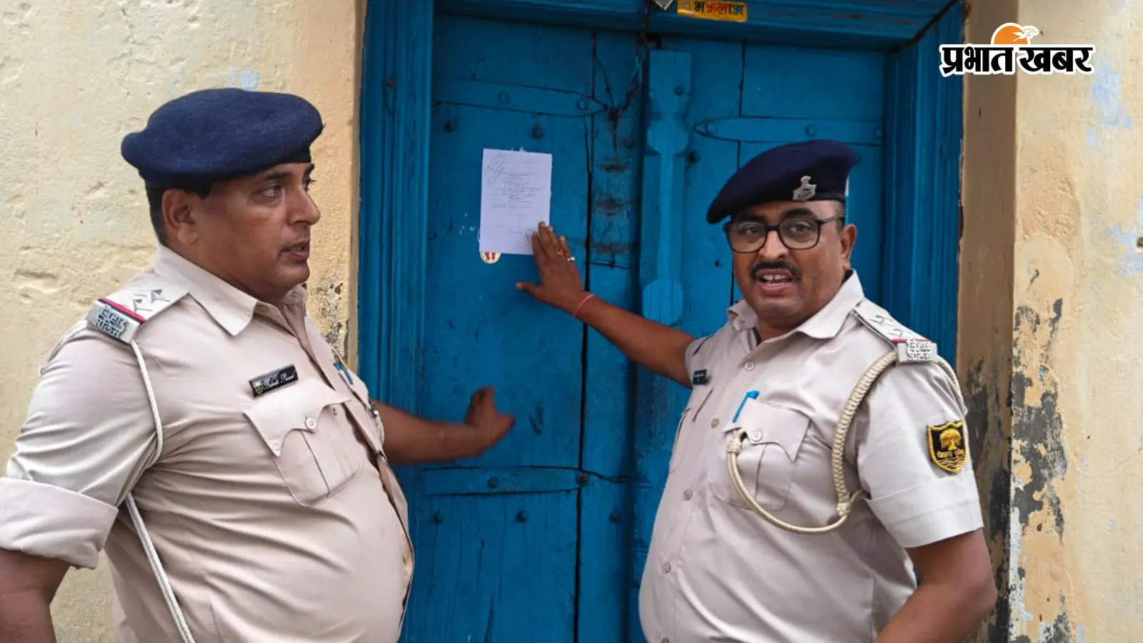 जहानाबाद: चैतीपीपर गोलीकांड में अभियुक्तों के घर चिपकाया गया इश्तेहार, दो दिनों में सरेंडर नहीं करने पर होगी कुर्की-जब्ती