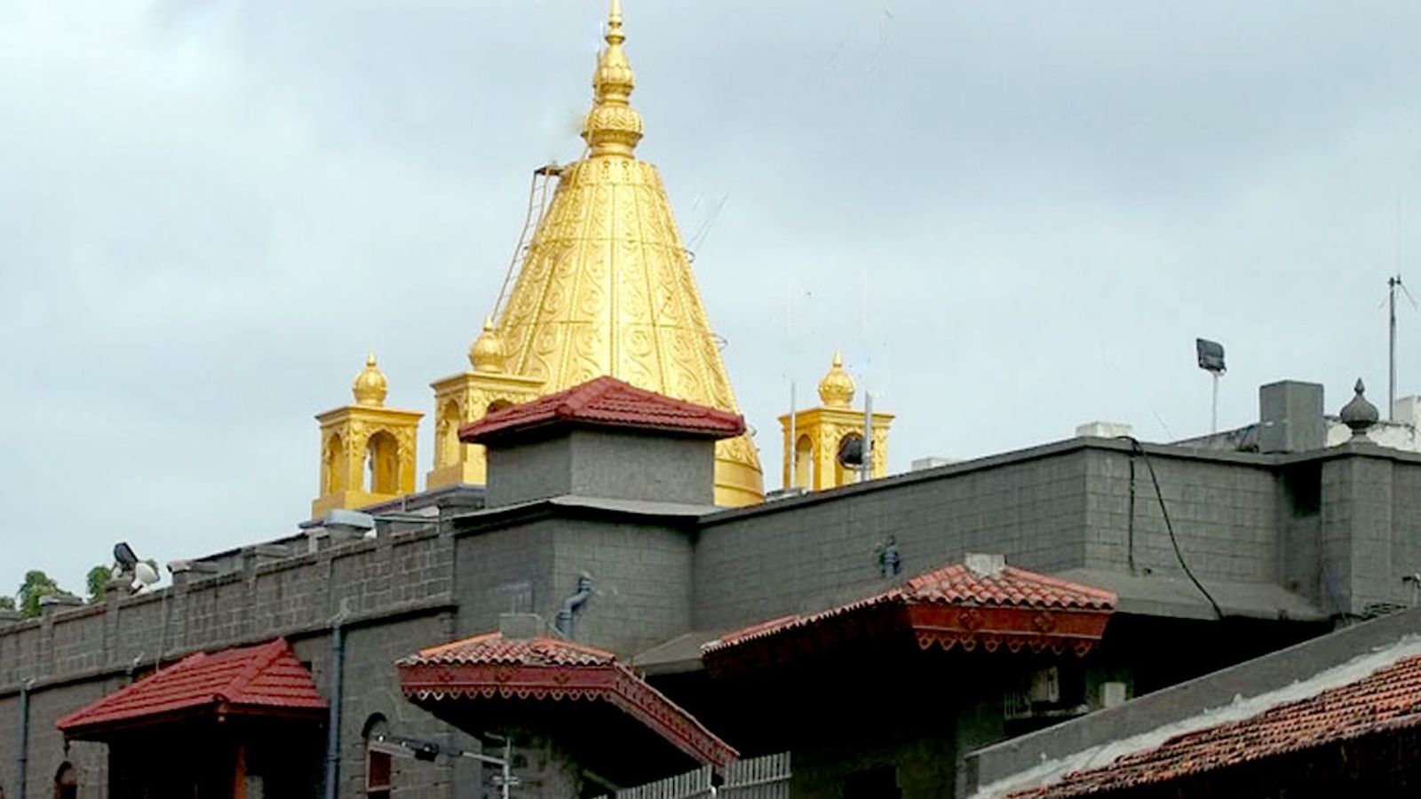 शिरडी साईं बाबा मंदिर (PC: Wikipedia)