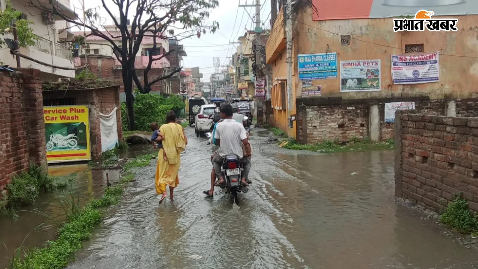 दानापुर में पहली तेज बारिश में डूबी सड़कें, कई मोहल्लों में जलजमाव; एसडीओ और ईओ ने लिया जायजा
