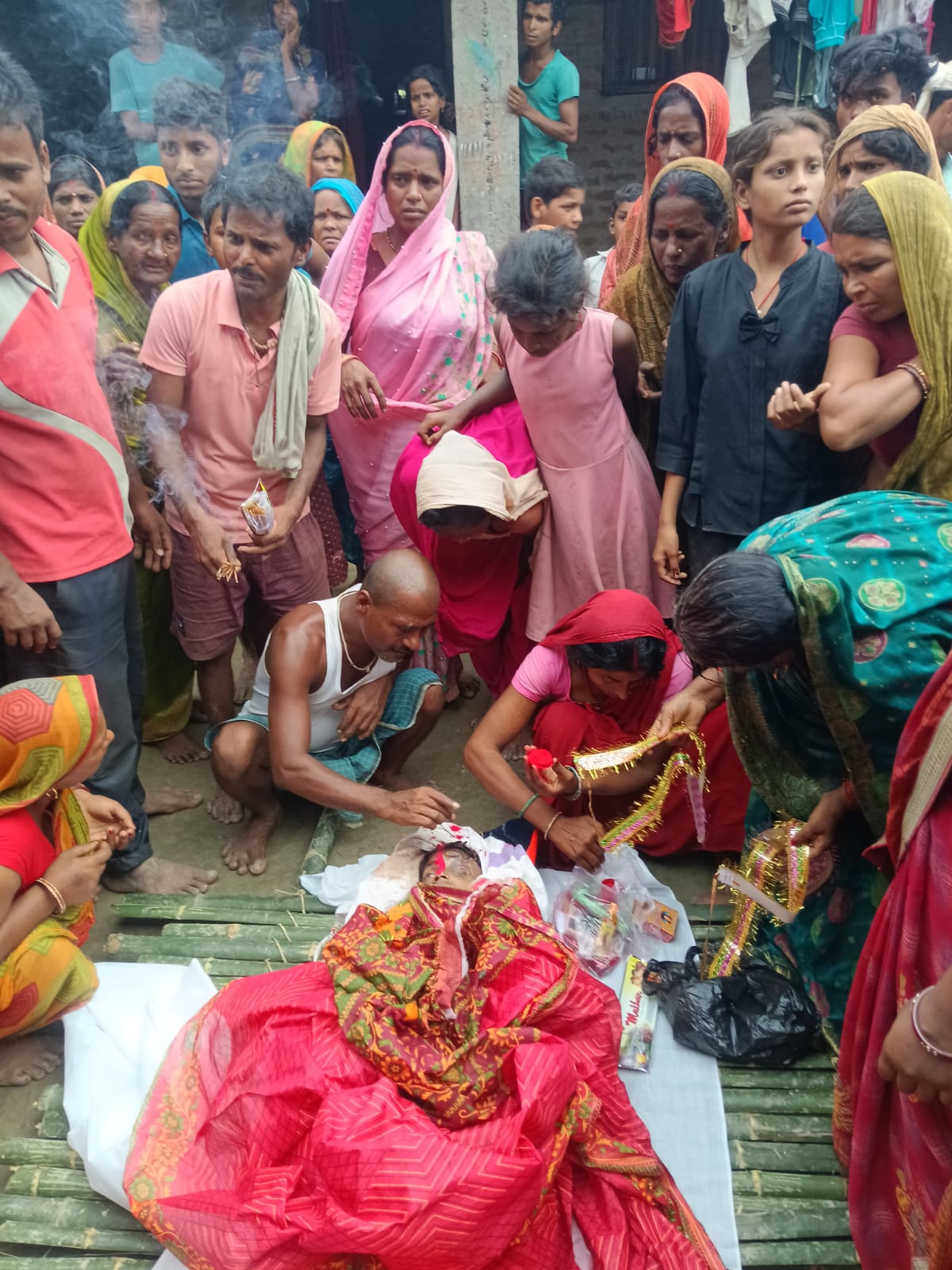 सड़क हादसे में घायल महिला की इलाज के दौरान मौत, बेटे ने दी मुखाग्नि