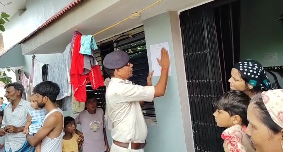 गया जी : हत्या मामले में फरार दो आरोपियों के घर पुलिस ने चिपकाया इश्तेहार, नहीं लौटे तो होगी कुर्की-जब्ती