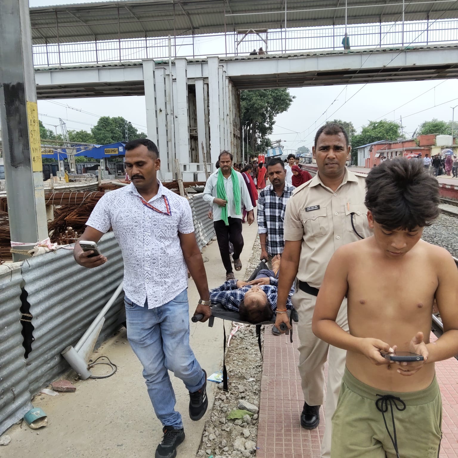कोडरमा स्टेशन पर चलती ट्रेन से उतरने के दौरान हादसा, आरपीएफ की तत्परता से बची यात्री की जान