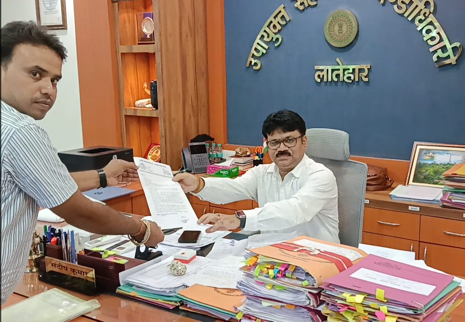 लातेहार में आरक्षण पर रार: इस में नहीं है एक भी ST वोटर, विधायक प्रतिनिधि ने DC से की सीट बदलने की मांग