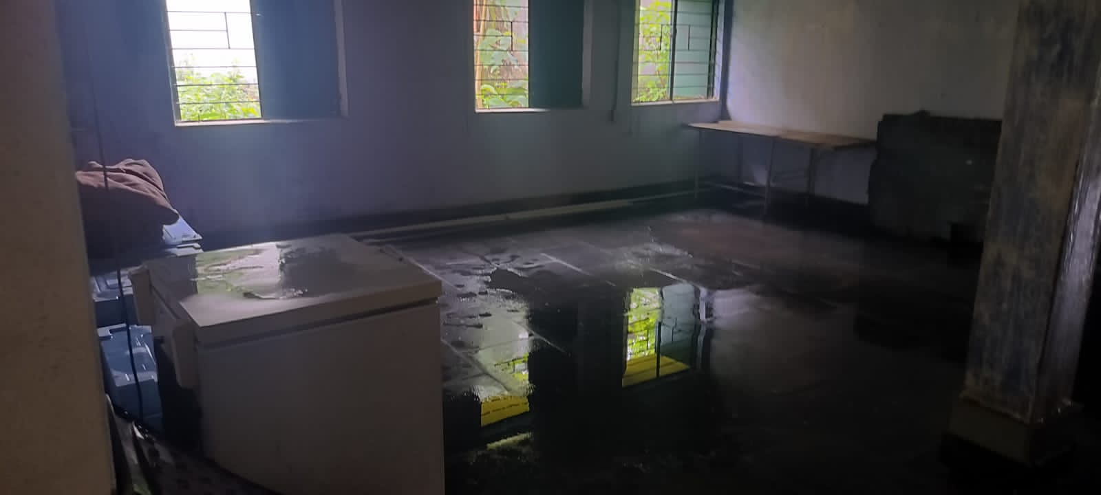 एचएससी आनंदपुर भवन का छत जर्जरसभी कमरों में भरा पानी
