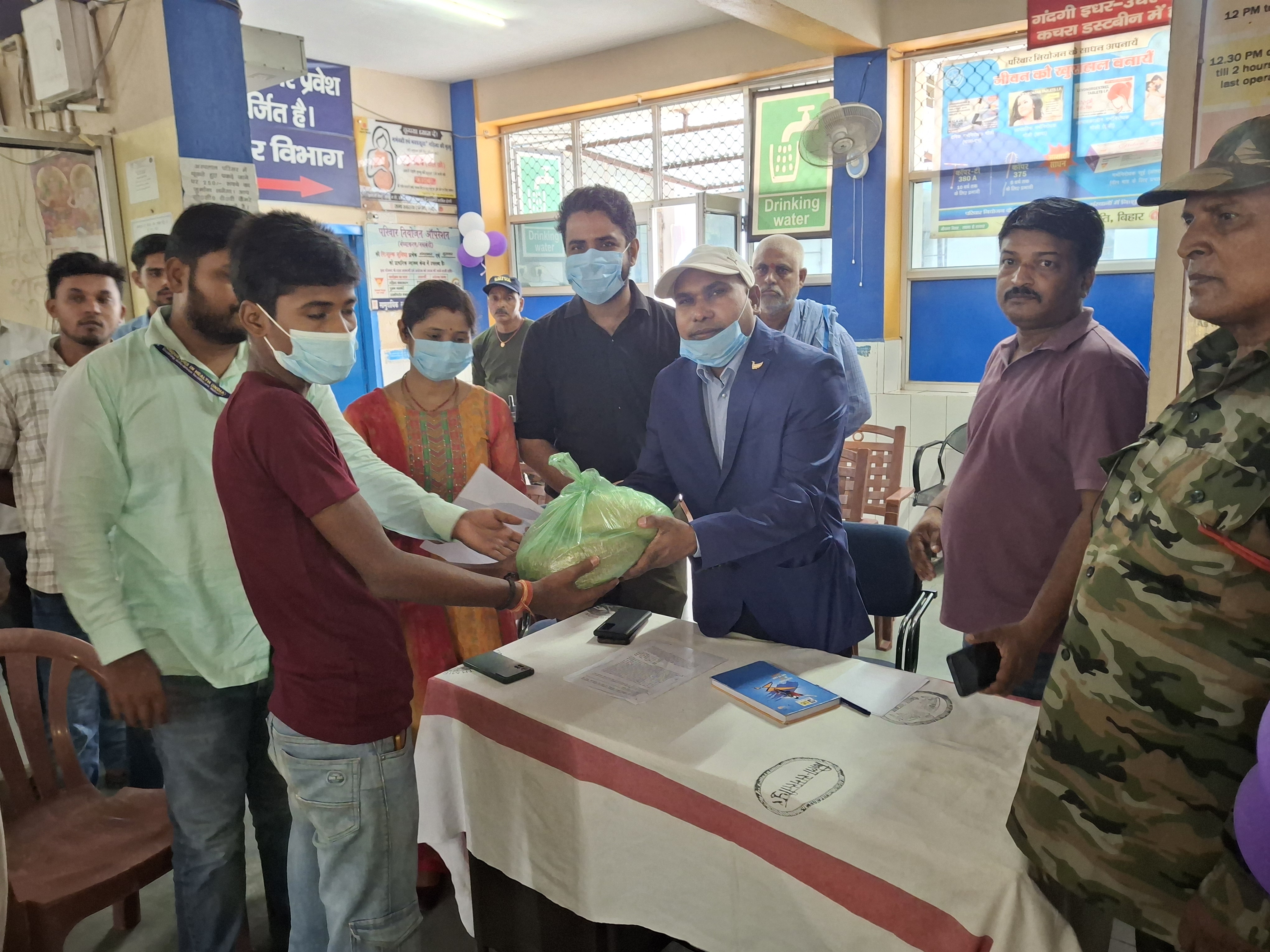 टीबी मरीजों को प्रोटीन किट के नाम पर थमा दिया चावल-गेहूं; मोरवा CHC में फूटा गुस्सा