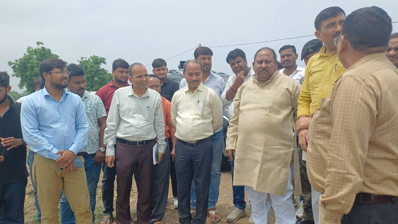गंडक नदी का जलस्तर बढ़ने से बैरिया में बाढ़ और कटाव का खतरा, विधायक ने किया निरीक्षण