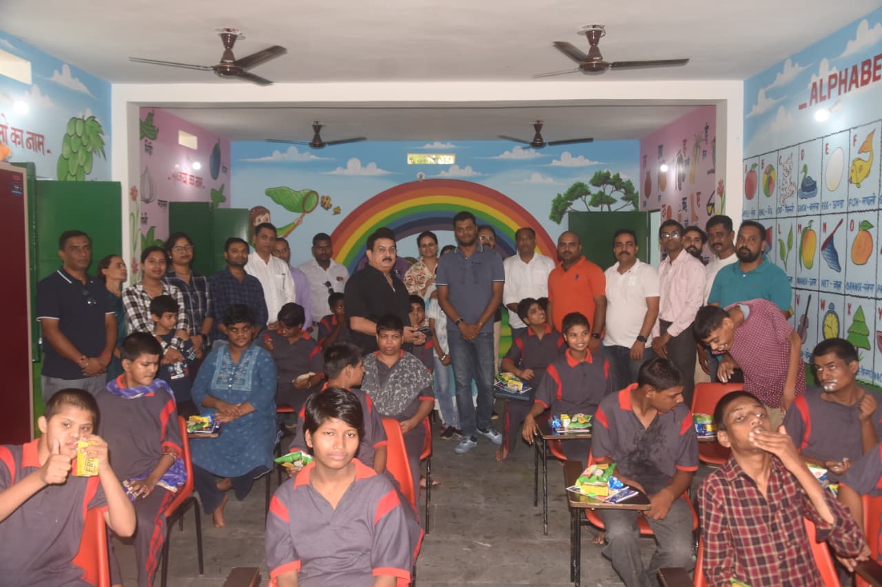 दिव्यांग बच्चों संग मनाया जन्मदिन, विद्यालय को इनवर्टर-बैटरी व अन्य सामग्री भेंट
