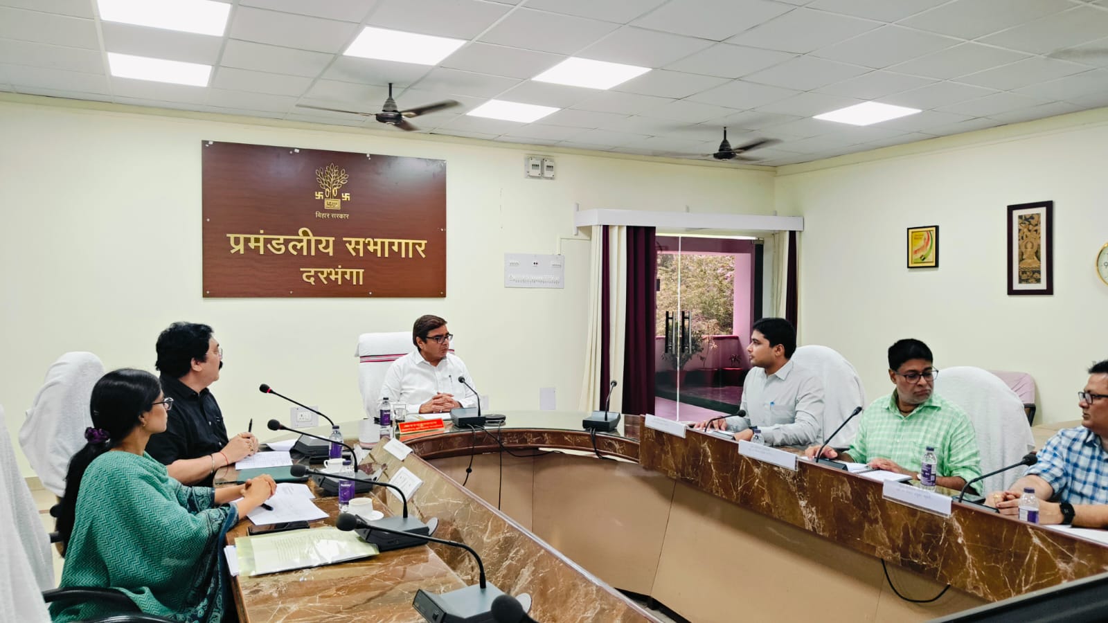 प्रमंडलीय आयुक्त ने पंचायती राज योजनाओं की समीक्षा की, कार्यों में तेजी के निर्देश