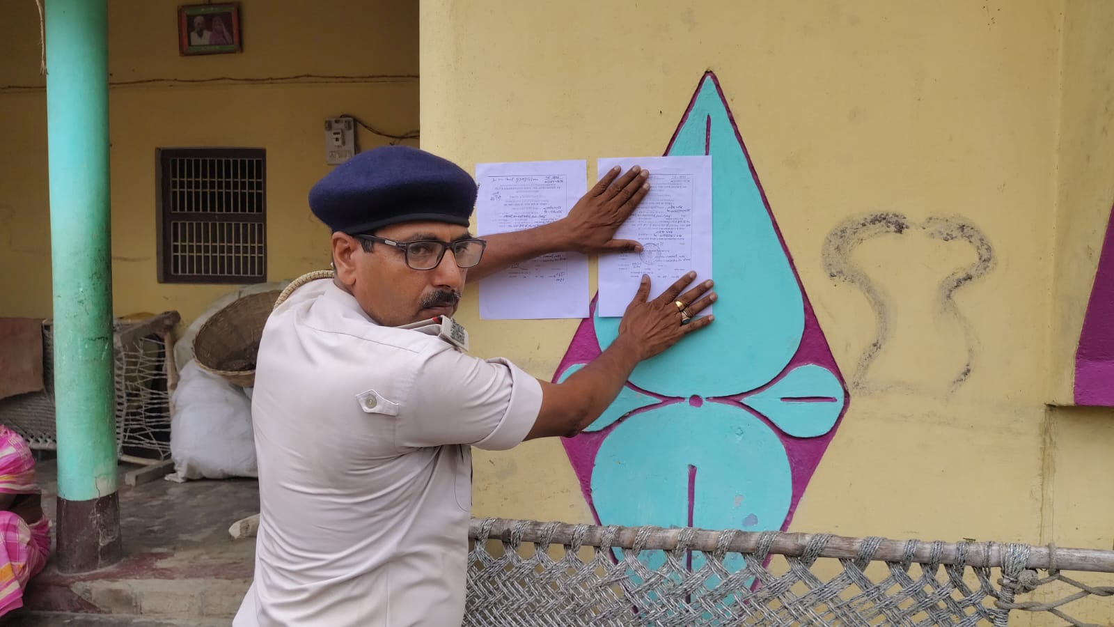 सीवान: पुलिस पर हमले के मामले में 10 फरार आरोपियों के घर चिपकाया गया इश्तेहार