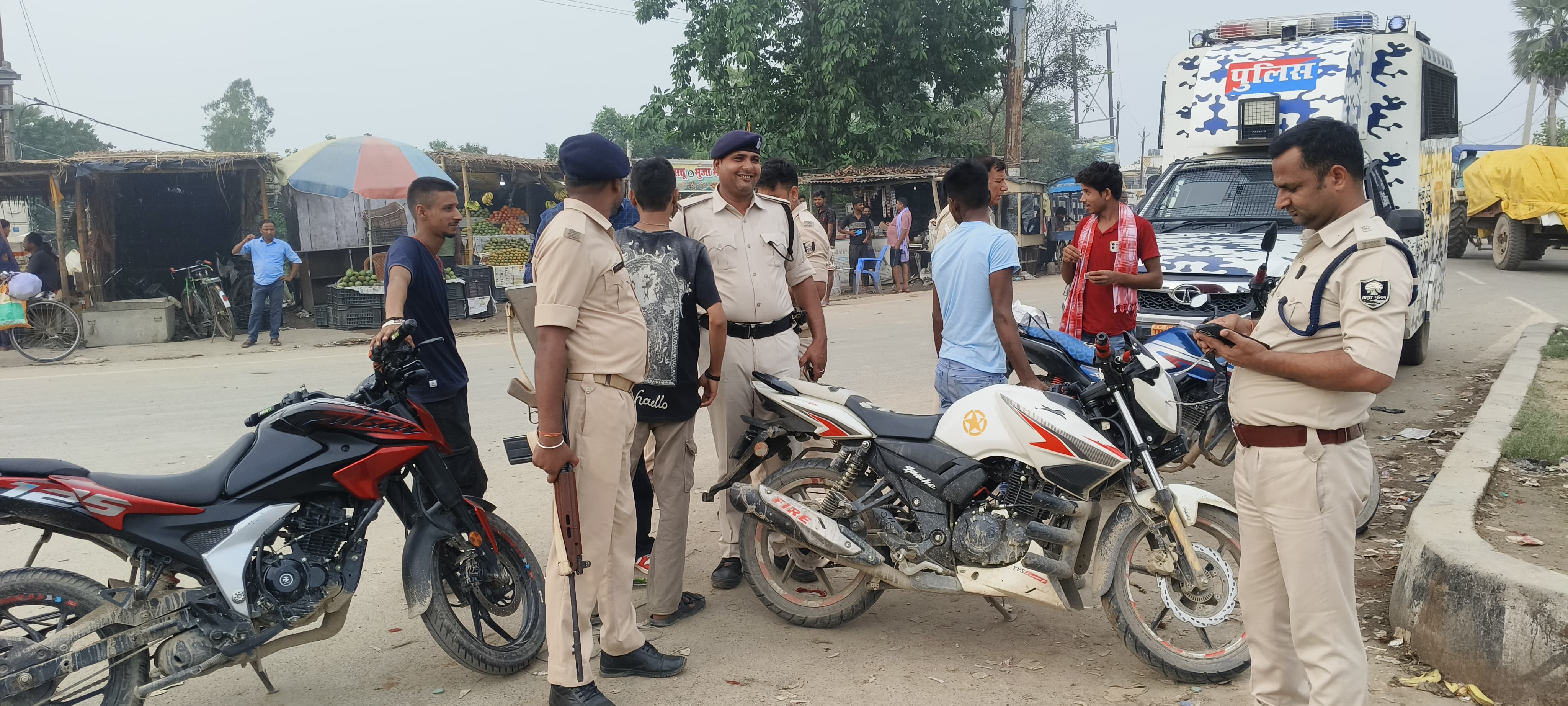 सुपौल कोठी पुल चौक पर सघन वाहन जांच अभियान, नियम तोड़ने वालों पर कार्रवाई