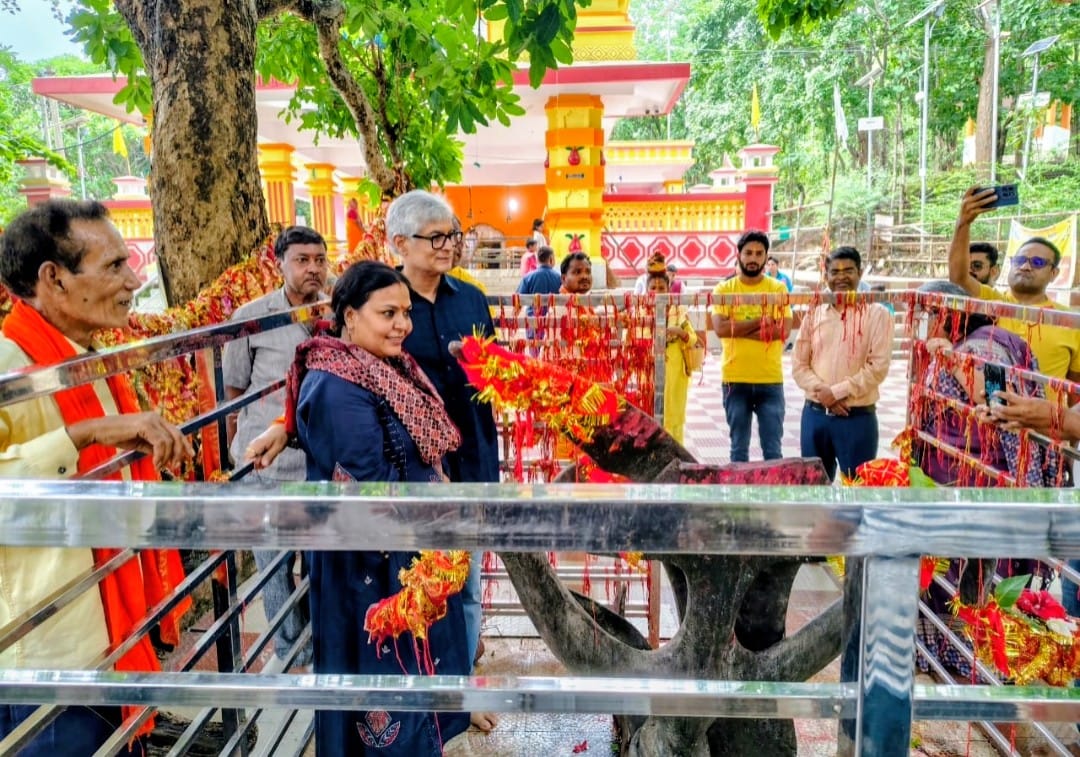 परिवार संग बाबा टांगीनाथ धाम पहुंचीं मंत्री दीपिका सिंह पांडे, विकास कार्यों का लिया जायजा