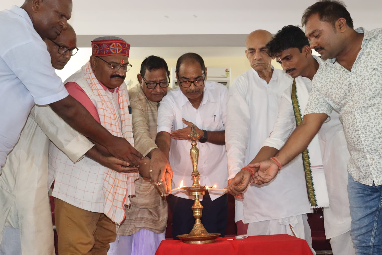 शिक्षा मंथन के मंच पर जुटे शिक्षाविद, सेवानिवृत्त तीन शिक्षकों का हुआ सम्मान