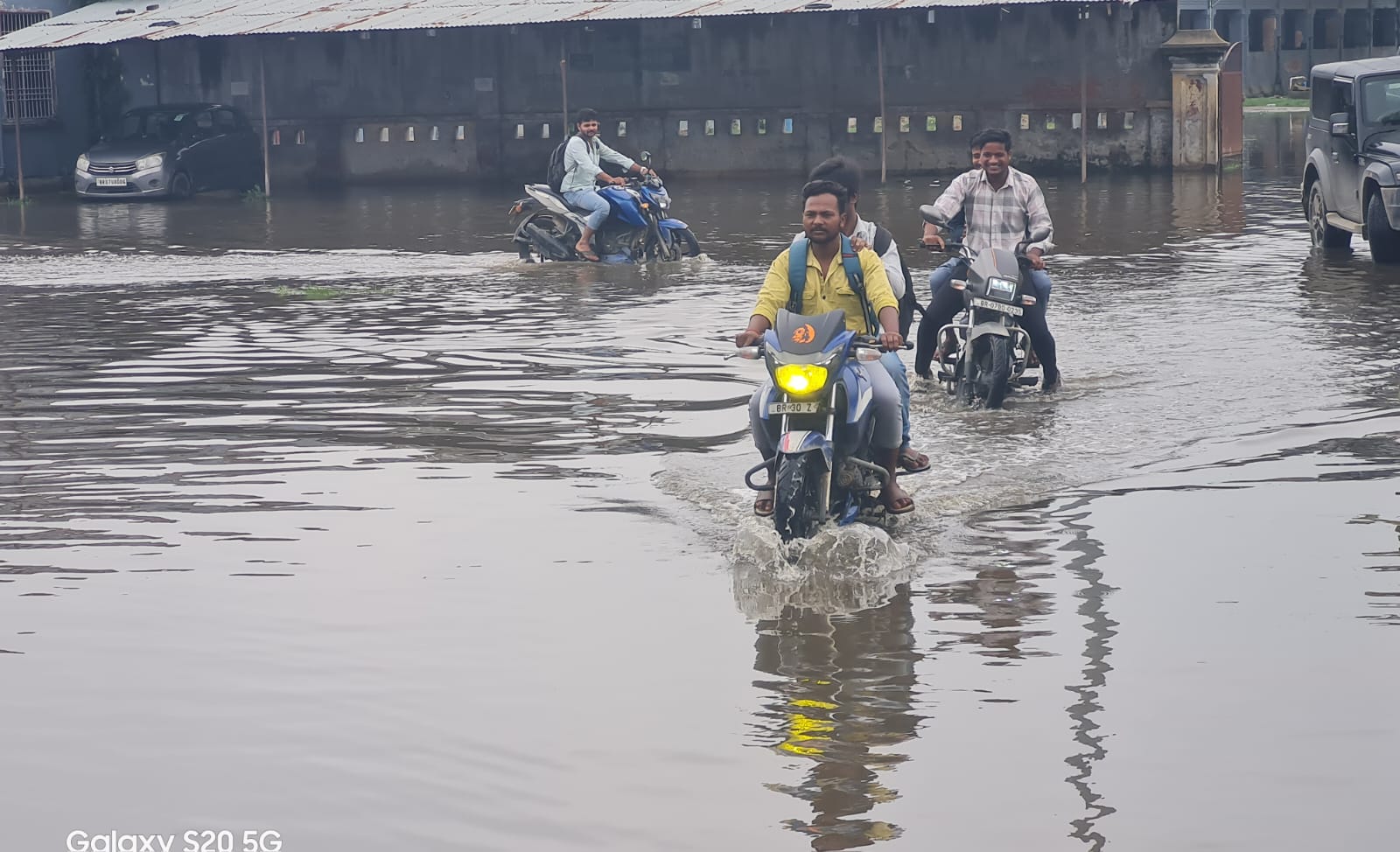लगातार बारिश से डीएमसीएच जलमग्न, मरीजों और डॉक्टरों की बढ़ी परेशानी