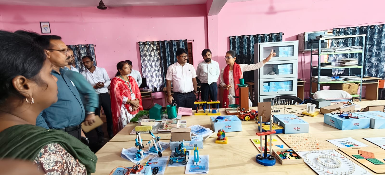 लातेहार डीसी ने स्वास्थ्य, शिक्षा व प्रशासनिक व्यवस्था की समीक्षा की