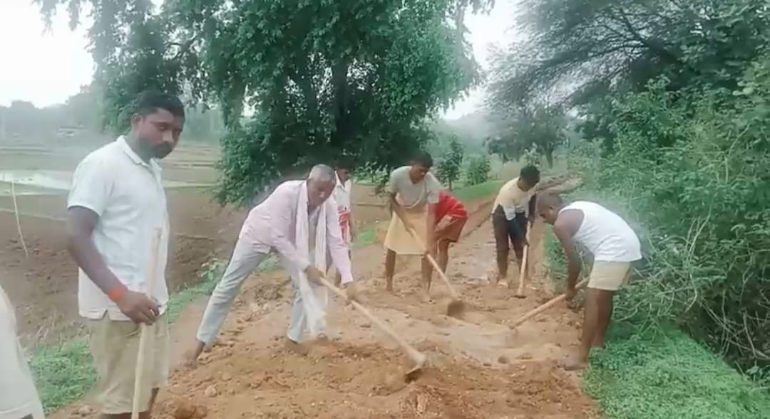 सपही गांव के ग्रामीणों को मिली राहत, निजी खर्च से बन रही दो किमी सड़क