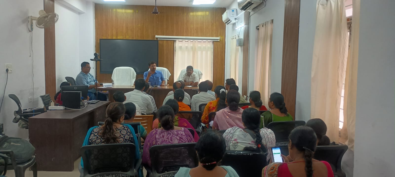 गोपालगंज: केजीबीवी की समीक्षा बैठक में डीपीओ सख्त, सीसीटीवी बंद मिला तो होगी कार्रवाई