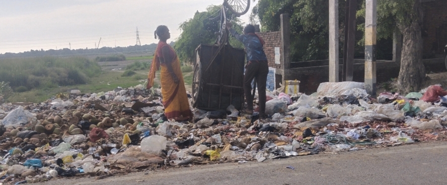 सीवान: सिसवन के कई पंचायतों में कचरा प्रबंधन योजना फेल, सड़क किनारे फेंका जा रहा कचरा