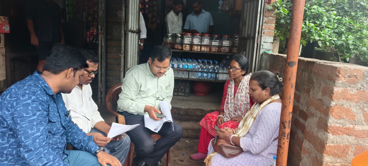 पाकुड़ के उप निर्वाचन पदाधिकारी ने बूथों का किया निरीक्षण