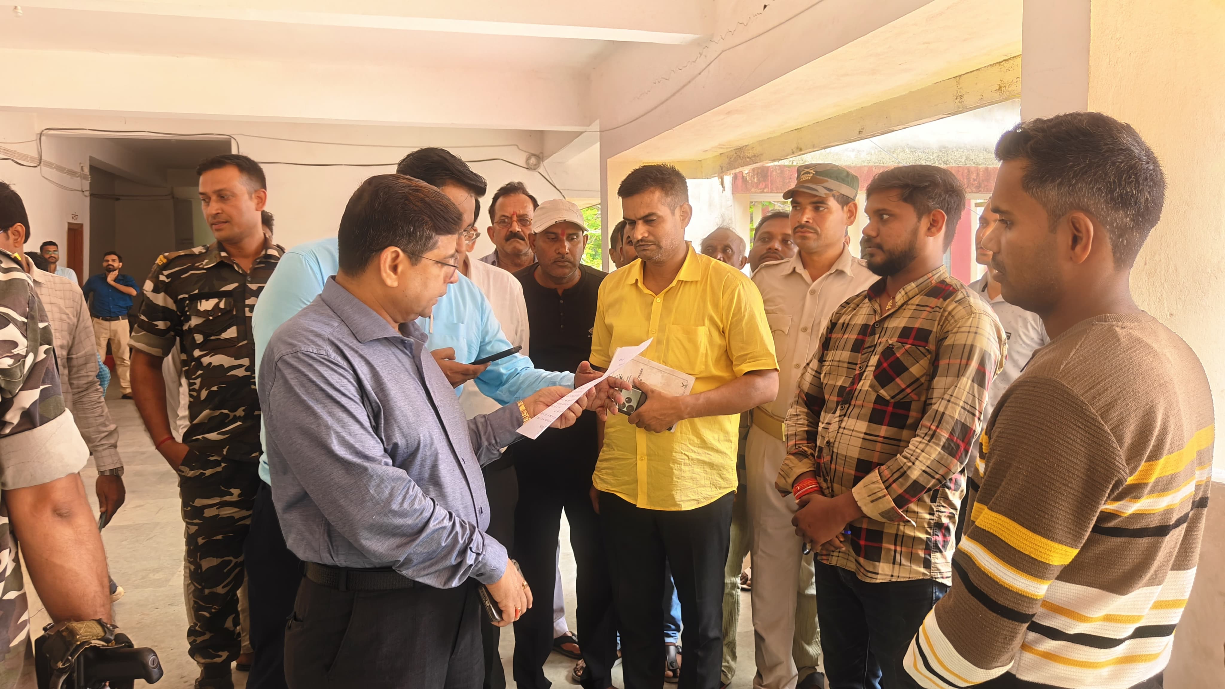 उपायुक्त ने भंडरिया व बड़गड़ प्रखंड का किया औचक दौरा, अस्पताल से गायब डॉक्टर पर कार्रवाई