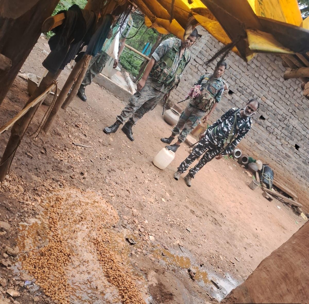 छापेमारी कर 50 किलो जावा महुआ नष्ट किया