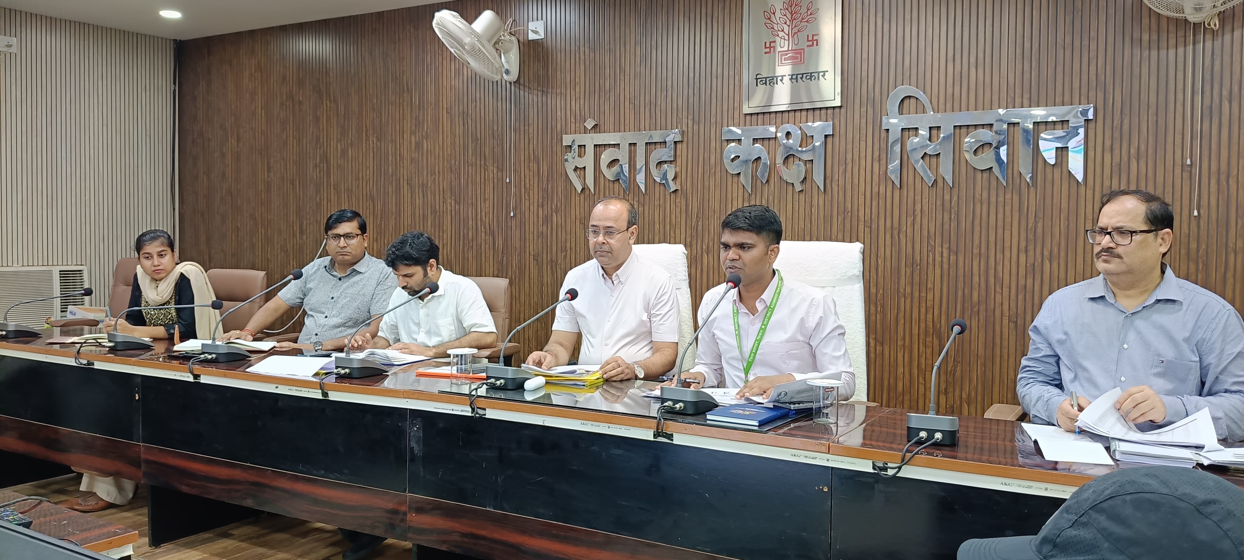 सीवान: विकास योजनाओं में तेजी लाकर समय पर पूरा करें कार्य, डीएम का निर्देश